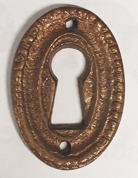 Schlüsselschild, Messing patiniert. Aus Messing gegossen, sehr klein senkrecht