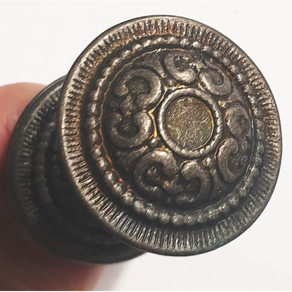 Messingknopf alt Gründerzeit, Möbelknopf Ø 29mm mit einer Rosette, altverzinnt.