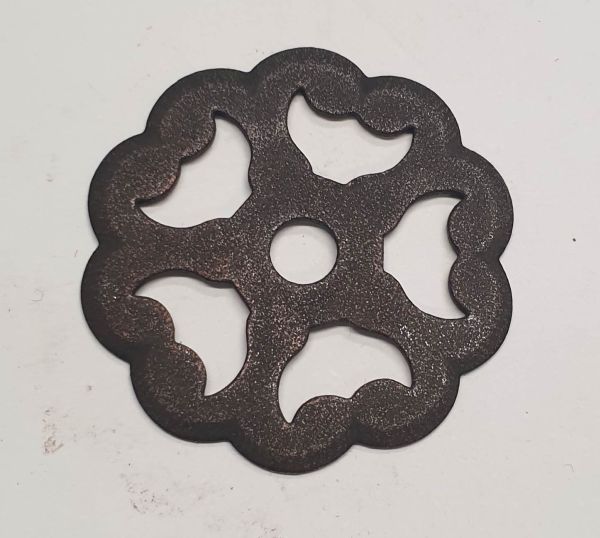 Rosette antik für Knöpfe oder Ringe, Ø 40mm, Eisen rostig. Aus Blech gestanzt und geprägt.