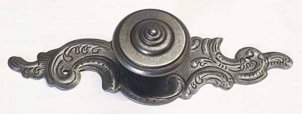 Knopf Ø 35mm, mit Rosette, Eisen altgrau patiniert und farblos lackiert, Möbelbeschläge Barock