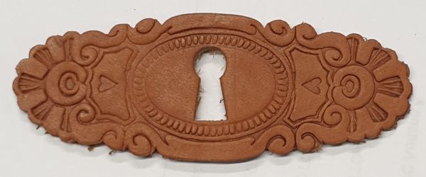 Lederschild antik, Schlüsselschild, Beschläge aus hellem Leder geprägt, Lederbeschlag alt, Einzelstück