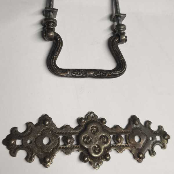 Möbelgriffe antik aus der Gründerzeit, Griffbeschlag ohne Schlüsselloch aus altverzinnt