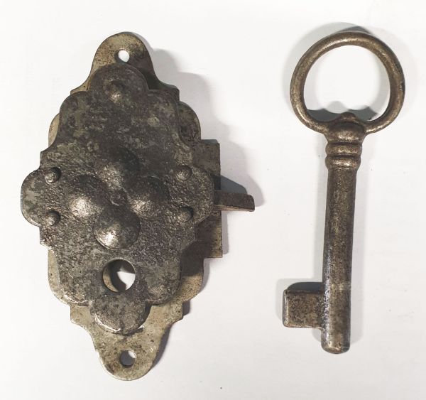Vitrinenschloss, Eisen altverzinnt und gewachst mit Stulpe, 40 mm Dornmaß rechts. Gestanzt aus Blech, geprägt, handmontiert