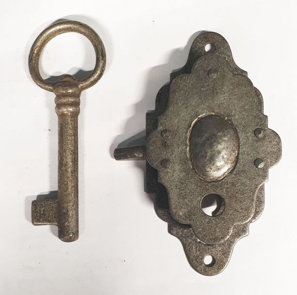Vitrinenschloss, altverzinnt ohne Stulpe, 25 mm Dornmaß links. Gestanzt aus Blech, geprägt, handmontiert