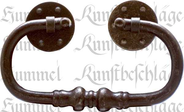 Eine deutsche Kutscher-Truhe, um 1700 EINE schwere, eiserne Truhe, der  zylindrische Körper mit durchgehenden Gurtbeschlägen. Klappdeckel,  Schlüssellochabdeckung durch einen versteckten Mechanismus gesichert.  Intakter Verriegelungsmechanismus mit drei