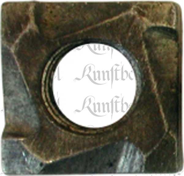 Vierkantmutter verziert in Eisen blank, mit gefeilter Verzierung, wie original alt.  Rostig, schwarz, geglüht oder altgrau gegen Aufpreis