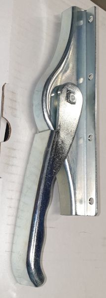 Tortreibriegel aufliegend, mit Alugriff, Eisen verzinkt, komplett mit 2 Stangen und Führungsschlaufen.