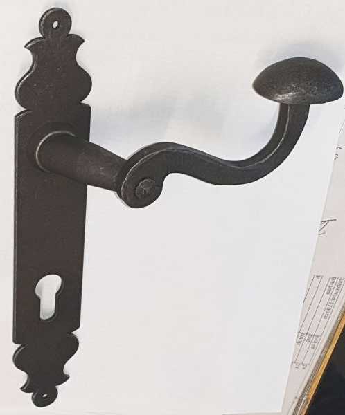 Haustürhalbgarnitur antik, Eisen geglüht mit gekröpfter Türklinke, antiker Türbeschlag, für einen alten Haustürbeschlag