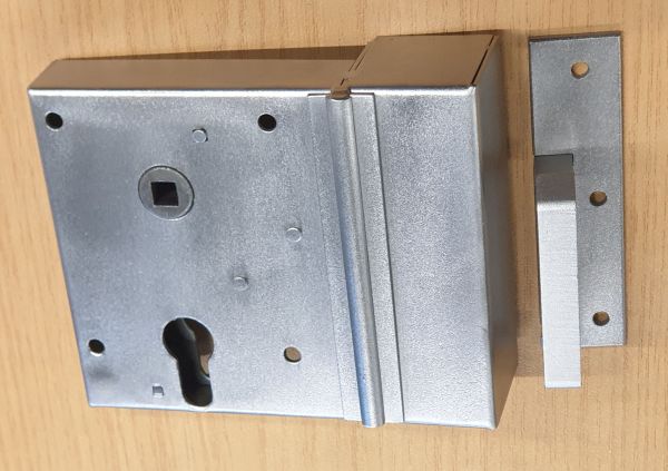 Kastenschloss altertümlich, Mauskastenschloss nach altem Vorbild, Eisen blank mit Schließkasten, DIN links, einwärts, PZ-vorgerichtet, hebende Falle