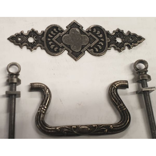 Griffbeschlag ohne Schlüsselloch, altverzinnt, antiker Möbelgriff Gründerzeit, Möbel Griffe antik