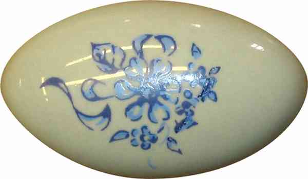 Porzellanknopf antik, mit blau bemaltem alt weißem Porzellan, hellvermessingter Sockel, Möbelknopf Keramik