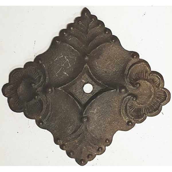Rosette, Eisen ziselliert und getrieben dann gerostet. In Handarbeit gefertigt. Bohrung 4,5mm (HL)
