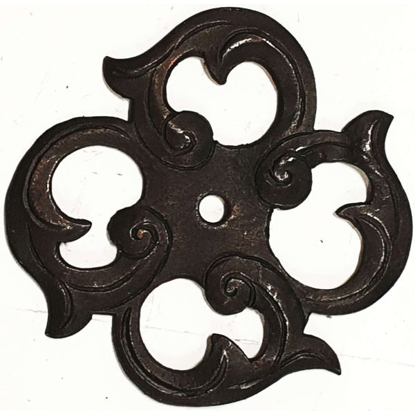 Rosette, Eisen ziselliert und getrieben gerostet. In Handarbeit gefertigt. Bohrung 4,5mm, Einzelstück, nur noch 1 x verfügbar (HL)