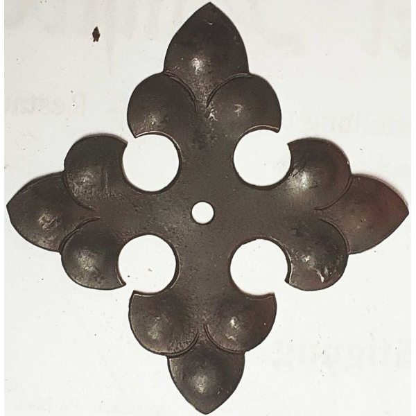 Rosette, Eisen ziselliert und getrieben dann gerostet. In Handarbeit gefertigt. Bohrung 4,5mm, nur noch 2 Stück verfügbar (HL)