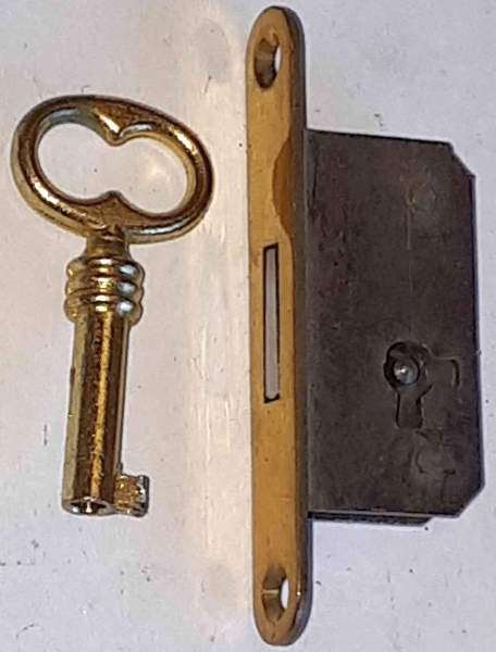 Einsteckschloß, Dorn 10,5mm, rechts, mit abgerundeter polierter Messingtulpe 50x8mm und vermessingtem Schlüssel