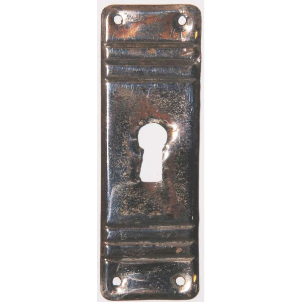 Schlüsselschild, Originalbeschlag, vernickelt stark abgenutze Oberfläche, etwas verbogen, aus Blech gestanzt und geprägt. Nur 1 Stück verfügbar, Einzelstück