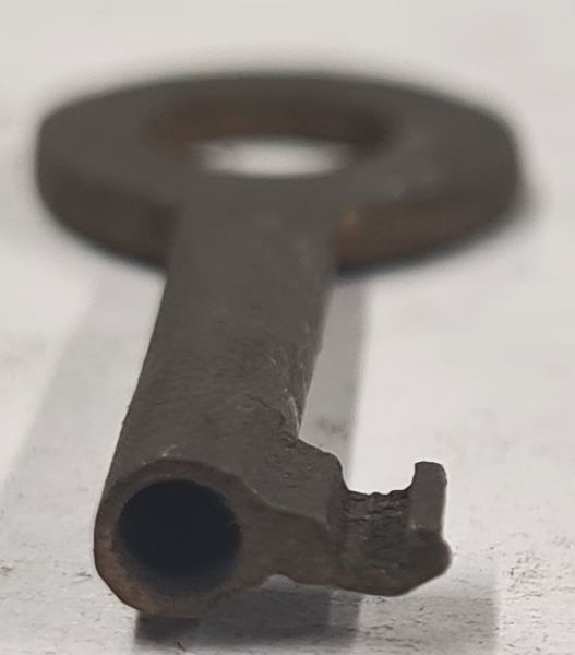 Schlüssel antike alte Form, aus Messing dunkel patiniert mit Nutenbart D Bild 2