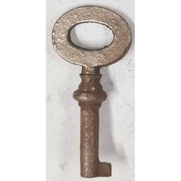 Schlüssel antike alte Form, aus Eisen angerostet mit geradem Bart