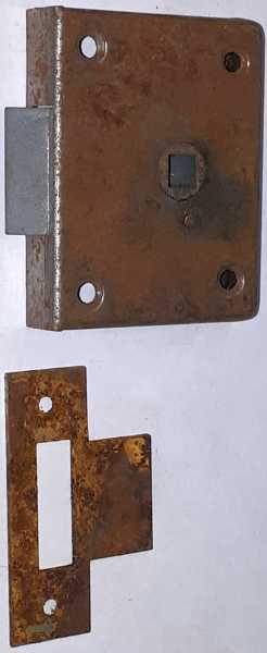 Kasten- und Schubladenschloss mit Schnappriegel und Schließblech, Eisen angerostet, Dorn 30mm rechts und links verwendbar, original alte Ware