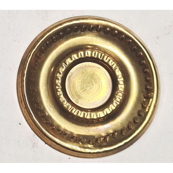 Rosette, Messing patiniert. Aus dünnem Blech gestanzt und geprägt. Zum Kombinieren mit Knöpfen oder Ringen.