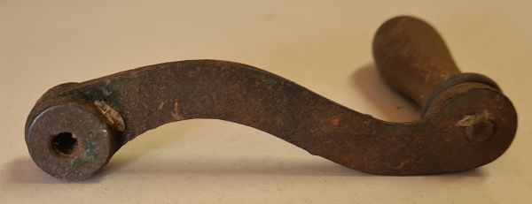 Hebel für Antrieb eines alten Gerätes aus Eisen mit Holzgriff, Original alt, Loch: 6mm Bohrung, nur 1 x verfügbar