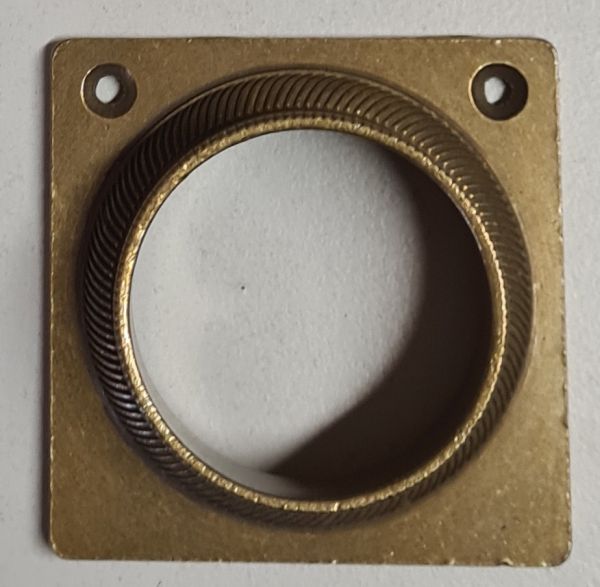 Kapitell alt, Messing gegossen und patiniert, außen: 41mm, Innen: 37,5mm, Platte 58x58mm nur noch 1 Stück verfügbar, Restposten