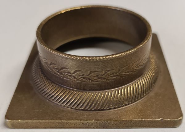 Kapitell alt, Messing gegossen und patiniert, außen: 41mm, Innen: 37,5mm, Platte 58x58mm nur noch 1 Stück verfügbar, Restposten Bild 2