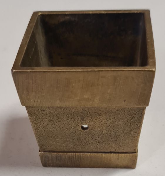 Fußeinfassung Möbelschuh antik, Messing patiniert, Vierkant innen 34mm konisch kleiner werdend. Aus Messing gegossen.