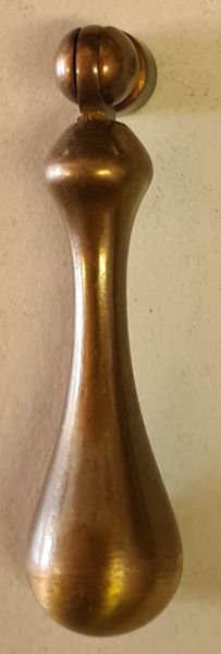 Fallgriff alt, Messing gegossen und patiniert. Antike Beschläge für Schubladen aus Messing gegossen