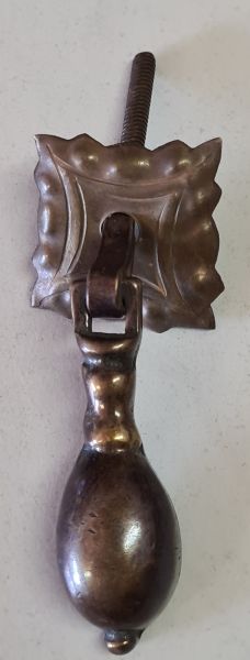 Fallgriff alt mit Rosette, Messing gegossen und patiniert. Antike Beschläge für Schubladen aus Messing gegossen, nur noch 1 Stück verfügbar, Restposten