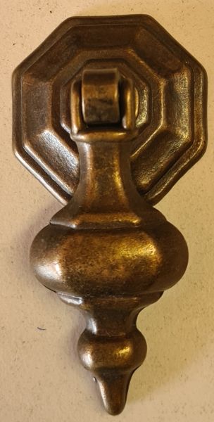 Fallgriff alt, Messing gegossen und patiniert. Antike Beschläge für Schubladen aus Messing gegossen, Einzelstück, nur 1 x verfügbar