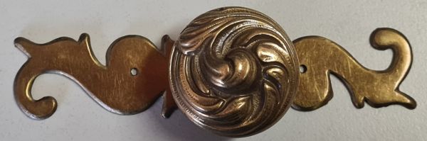 Knopf mit Rosette, Messing patiniert. Aus Blech gestanzt und geprägt.