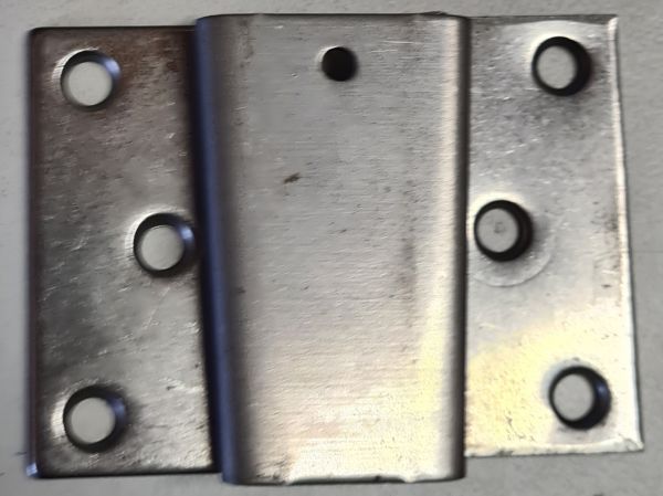 Keilbeschlag Oberteil, Eisen roh. Aus Blech gestanzt und geprägt, nur noch 1 Stück verfügbar, Restposten