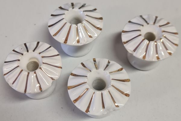 Porzellanknopf, Ø 35mm, mit Goldstreifen und Absplitterung, Möbelknopf in Keramik beschädigt, daher günstiger, noch 4 Stück verfügbar