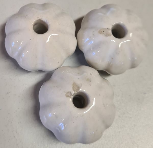 Porzellanknopf, Ø 32mm, mit Absplitterung, Möbelknopf in Keramik beschädigt, daher günstiger, noch 3 Stück verfügbar