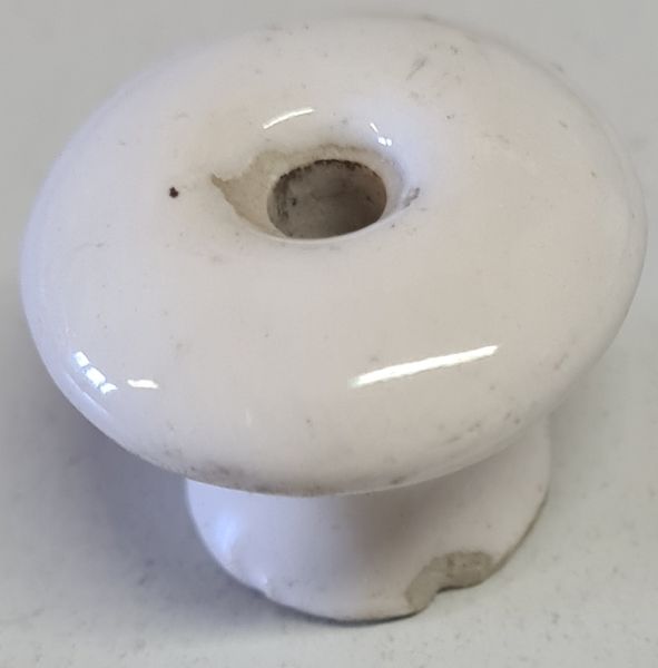 Porzellanknopf, Ø 31mm, mit Absplitterung, Möbelknopf in Keramik beschädigt, daher günstiger, noch 1 Stück verfügbar
