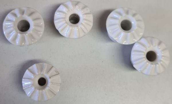 Porzellanknopf, Ø 23mm, mit Absplitterung, Möbelknopf in Keramik beschädigt, daher günstiger, noch 5 x verfügbar
