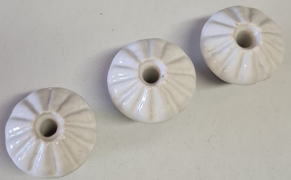Porzellanknopf, Ø 34mm, mit Absplitterung, Möbelknopf in Keramik beschädigt, daher günstiger