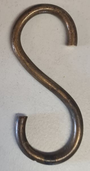 S-Haken Messing patiniert. Ideal in der Küche für Topflappen oder Schöpflöffel u. ä.