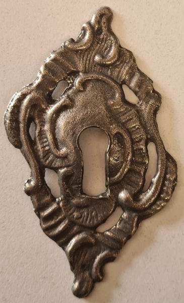 Schlüsselschild Barock, Messing patiniert, antik, alt, nur noch 2 Stück verfügbar