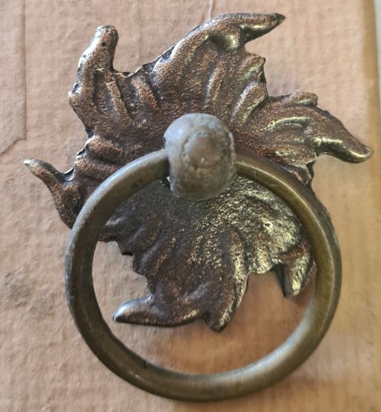 Griffbeschlag Barock mit Ring, Messing patiniert, nur noch 2 Stück verfügbar