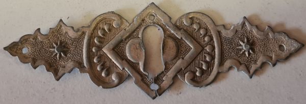 Schlüsselschild vernickelt patiniert, aus Messing gestanzt und geprägt, dann vernickelt. Gründerzeit Originalbeschlag, Einzelstück, nur 1 Stück verfügbar
