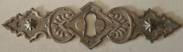 Schlüsselschild vernickelt patiniert, aus Messing gestanzt und geprägt, dann vernickelt. Gründerzeit Originalbeschlag, Einzelstück, nur 1 Stück verfügbar