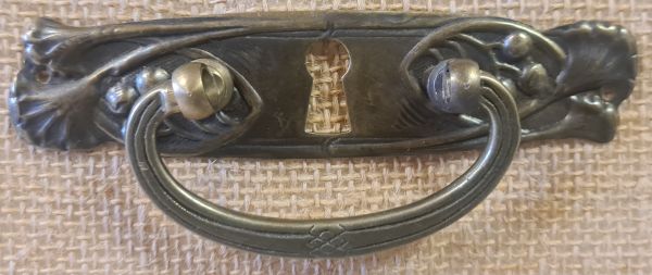 Griff Jugendstil, Messing patiniert, mit Bügel und Kloben, nur 1 Stück verfügbar