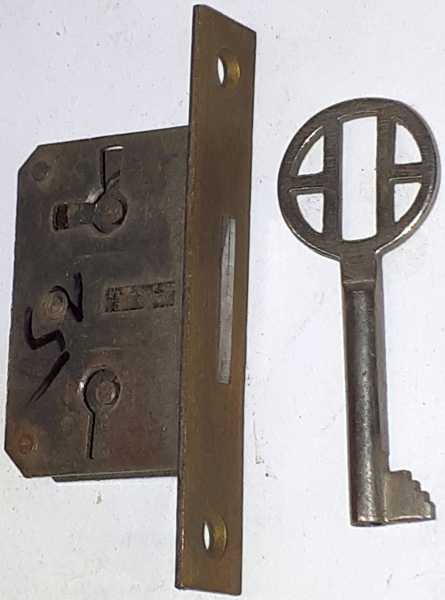 Einsteckschloß, mit vernickeltem original alten Schlüssel, Dorn 15mm rechts und links verwendbar. Einzelstück, nur noch 1 Stück verfügbar.