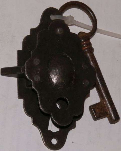 Vitrinenschloss, Eisen gerostet und gewachst mit Schlüssel, Dorn 25mm links, nur 2 x verfügbar. Bild 2