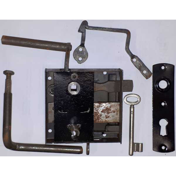Antike Kastenschlossgarnitur Eisen schwarz, leicht angerostet, original alt, für Türe DIN links, auswärts öffnend, komplett, Dornmaß: 70mm