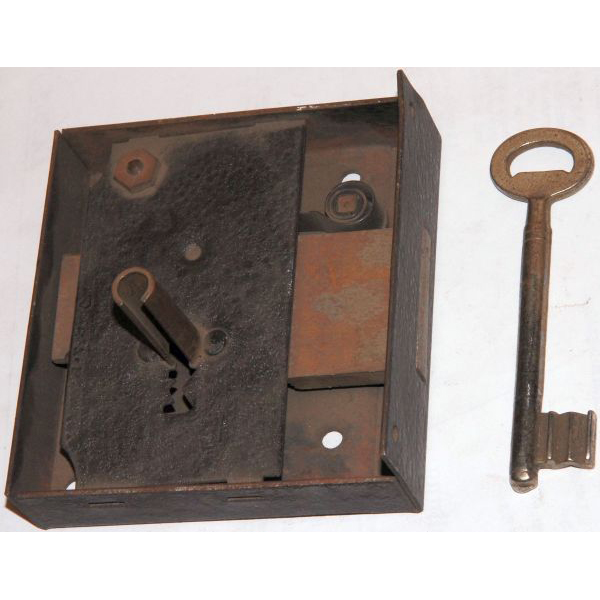 Antikes Kastenschloß Eisen schwarz, leicht verkratzt, original alt, Dorn 60mm links, mit Schlüssel