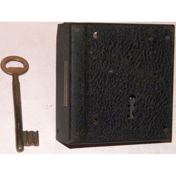 Antikes Kastenschloß Eisen schwarz, leicht verkratzt, original alt, Dorn 60mm links, mit Schlüssel Bild 2