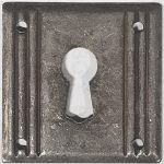 Schlüsselschild, Messing altverzinnt, beliebter 3-Rillen Beschlag, klein antik